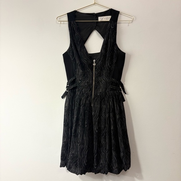 Lipsy Black sleeveless dress with a cool pattern, zipper, hooks and buttons. - Picture 2 of 10
